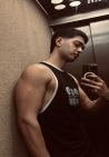 Hola soy Santi! Excelente nivel y atenci&oacute;n. Chico vers&aacute;til masculino de 1.77m y 23 a&ntilde;os. Cuerpo muy cuidado, lindo, fachero, muy buena presencia, dotaci&oacute;n 19x5cm. Cuento con mi departamento muy c&oacute;modo. Buena onda, Doy y pido higiene y pasar un lindo momento de relax sin apuros.